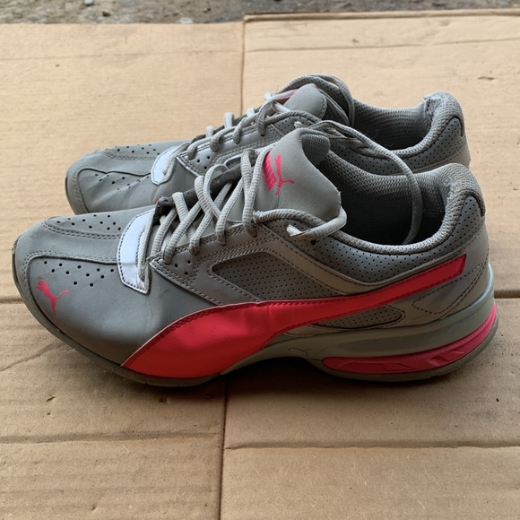 Women’s size 10 Puma tennis shoes. - Picture 2 of 5
